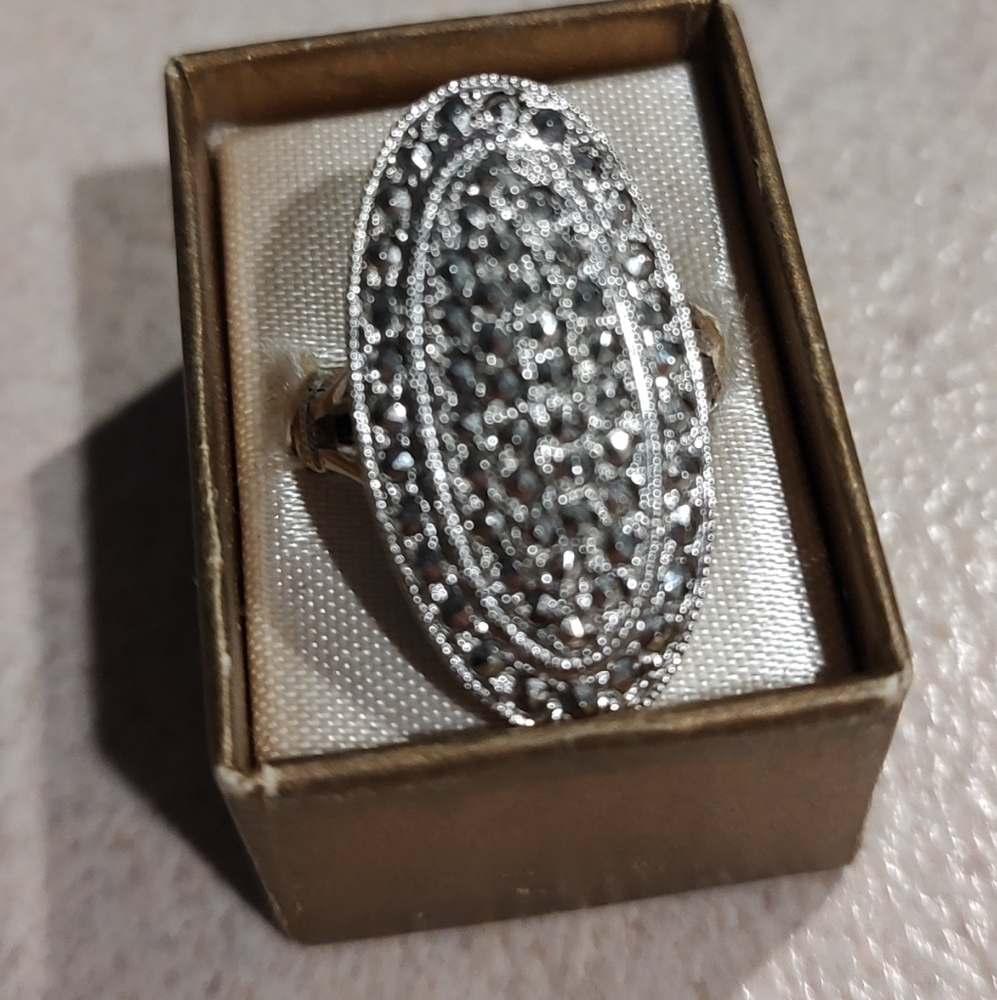 Touch of elegance collection beautiful Avon cocktail oval faux diamond ring 6.5